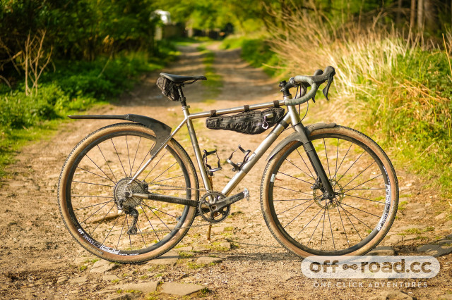 Gravel bike with store mudguards